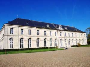 Les restes de l'abbaye et le château-musée de Chaalis