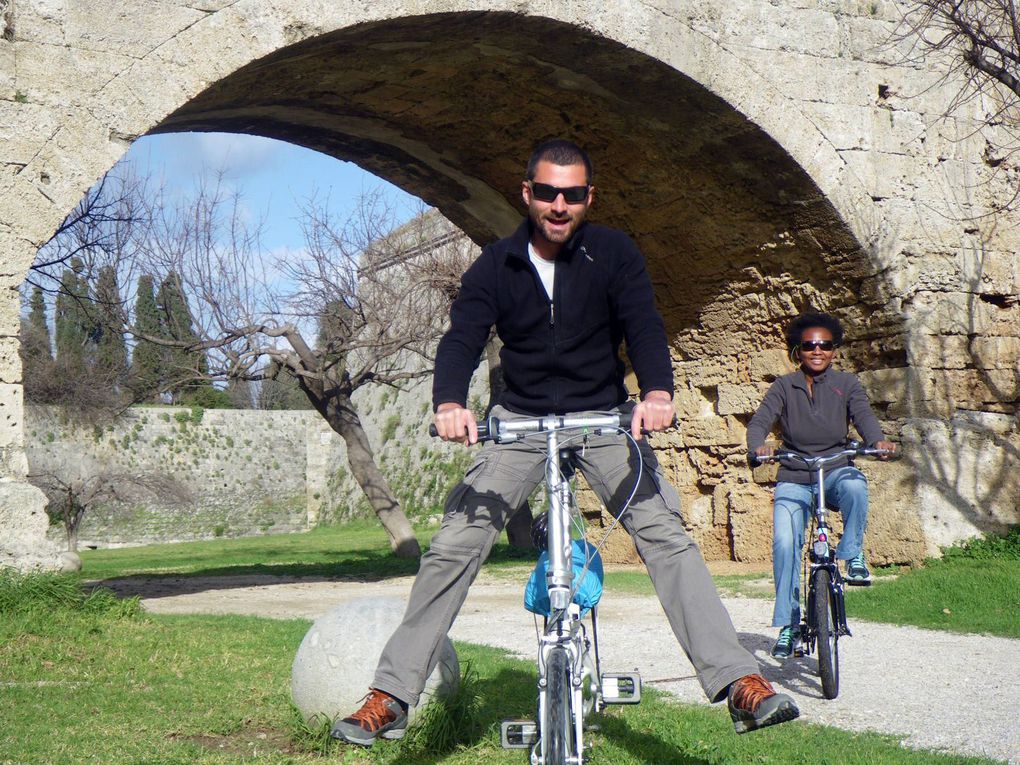 ... on choisit de notre côté de profiter encore un peu de Rhodes avec les bôôôôs velos pliants qu'on s'est offerts pour se consoler de leur départ...