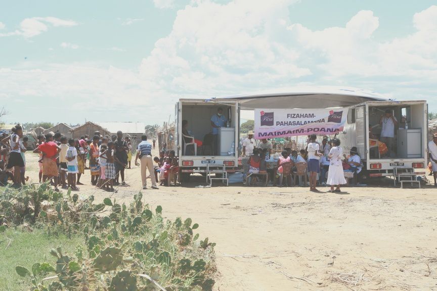 Les membres de l'Association Fitia à Ankiembe, Toliara, pour venir en aide aux sinistrés du cyclone Haruna. Photos: Harilala Randrianarison