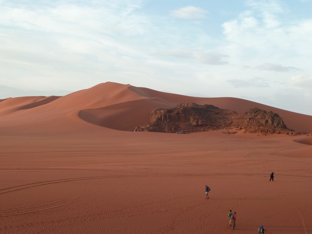 TREK D'UNE SEMAINE DANS LE MASSIF DE LA TADRART - DEFILEMENT DES COULEURS - SAHARA ALGERIEN - SUD EST (NOVEMBRE 2010)