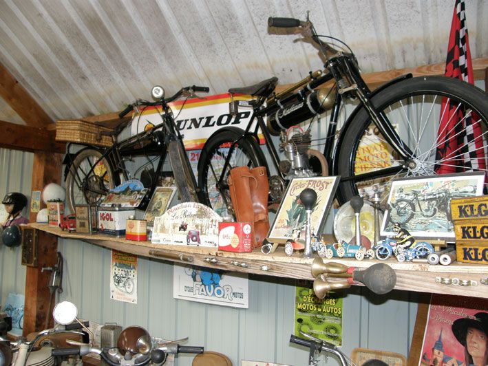 Hommage - Le superbe musée privé d’un ami motard de Lanleff. Un passionné de motos depuis longtemps qui a amassé de véritables merveilles et les a exposé chez lui pour en faire profiter ses amis. C’est aussi un passionné de jardin d’orne