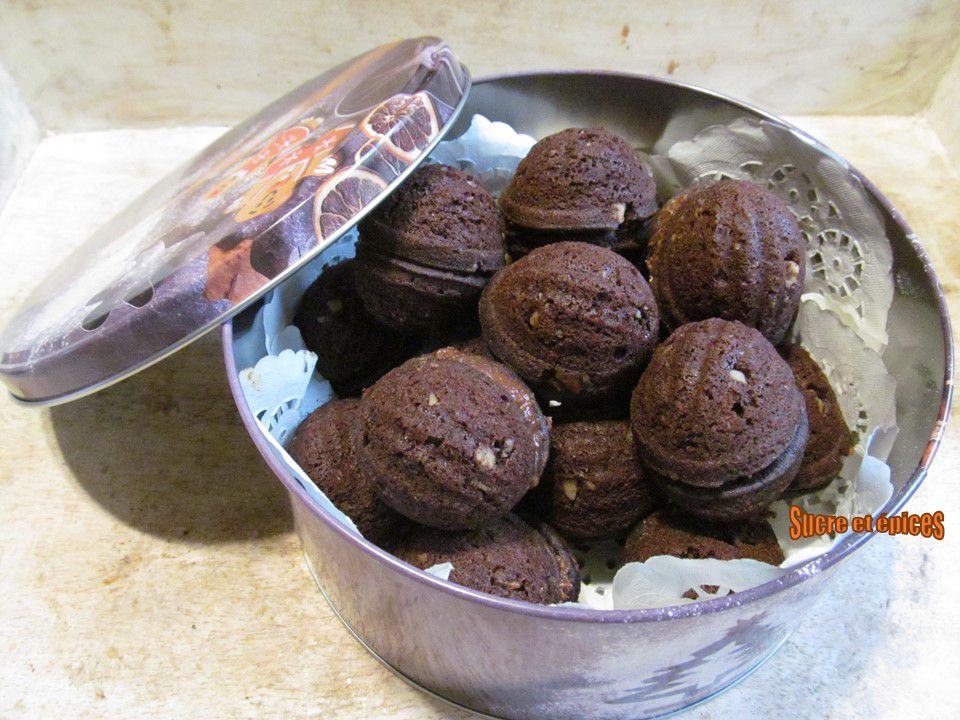 Biscuits en forme de noix fourrés aux noix, spéculoos et Nutella