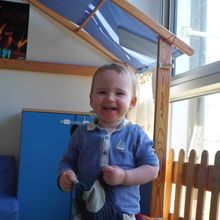 Léo pose pour la photo avec un grand sourire