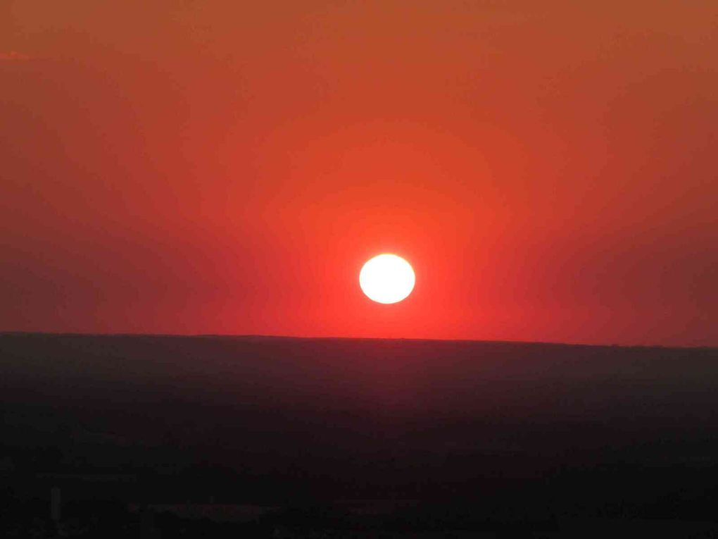 Mon jeu : prendre la photo pile au moment où le soleil touche l'horizon. (je vous rassure, la luminosité est plus intense que celle sur ces images)