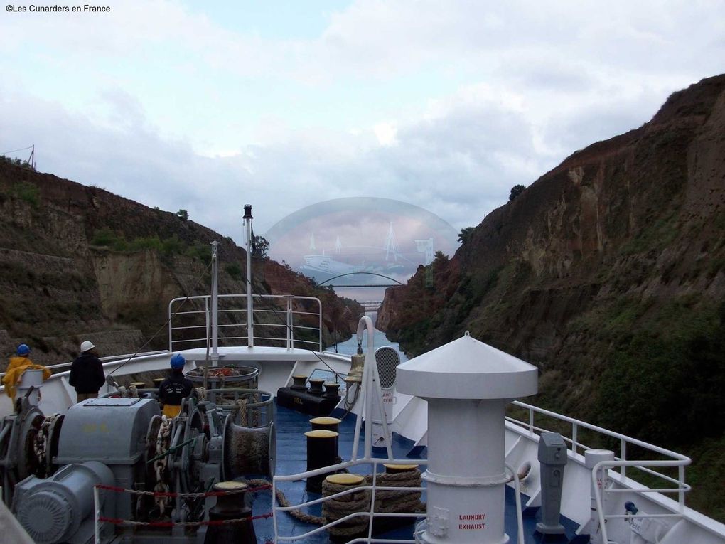 Le Canal de Corinthe a été construit à l'initiative de français entre 1882 et 1893. Le Canal avec ses 21m de large et ses 6km de longueur permet aux navires de moins de 10 000tjb avec un tirant d'eau de moins de 8m d'éviter un détour de 400km autour de la péninsule grecque. Il relie le golfe de Corinthe, dans la mer Ionienne, à l'ouest, au golfe Saronique, dans la mer Égée, à l'est.