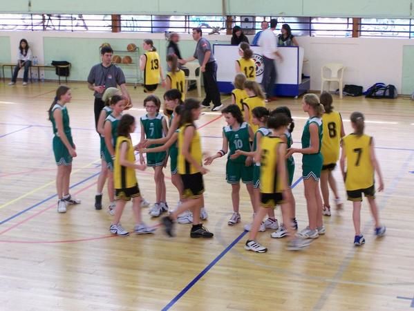 Match hyper serré, suspense insoutenable, public en folie, revivez en images la 1/2 finale des benjamines contre bizanos en 2007