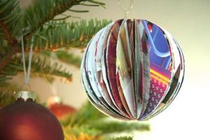 Fabriquez 30 boules de Noël en papier à mettre dans votre sapin pour moins de 1 euro. 