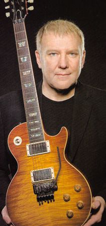 alex lifeson, guitariste canadien membre fondateur du groupe rock rush jouant aussi de la mandoline, bouzouki, basse électrique et synthés