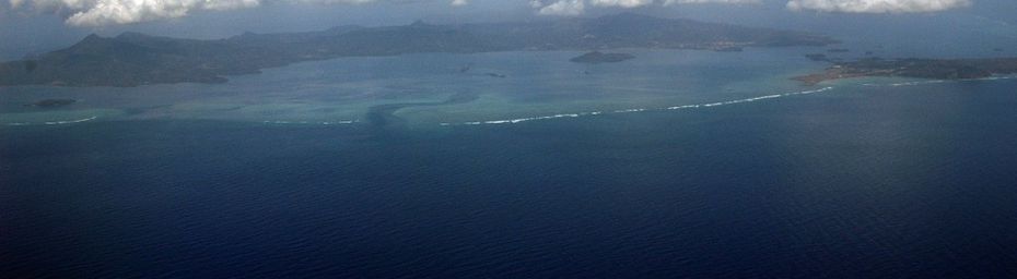 Photos aériennes de la barrière de corail du lagon, Mayotte et passe en S vu du ciel