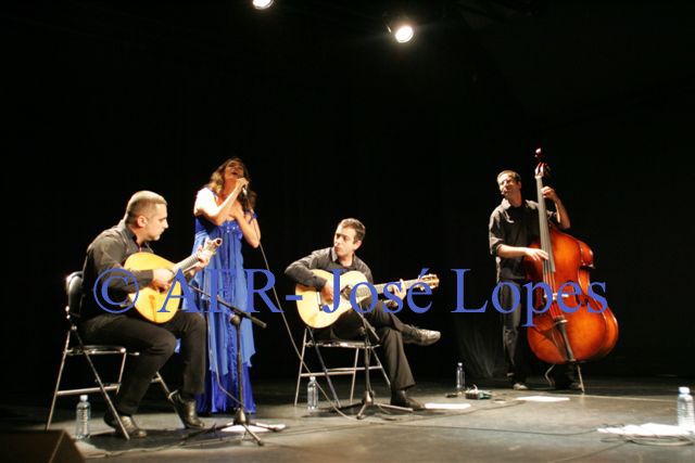 Malgré la pluie, Joana Amendoeira a pu nous enCHANTER avec sa belle voix. Non à l'extérieur sur la Place comme prévu, mas dans une salle de spectacles de la Ville, préparé a la dernière minute et places limitées.