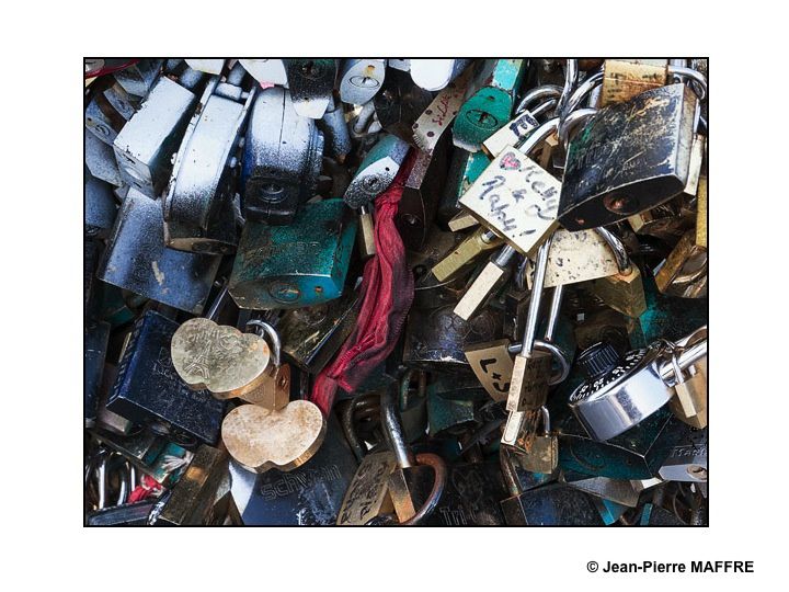 Cette coutume, commencée à Paris en 2008 sur le pont des Arts par les amoureux du monde entier consiste à accrocher d'innombrables cadenas aux grillages des ponts au risque de mettre en danger leur structure et de les faire chavirer d'amour.