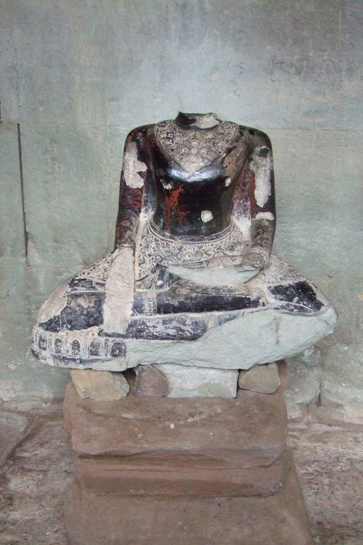 Quelques photos pour découvrir la magnifique région de Siem Reap et ses célèbres temples d'Anglor.
Photos de Mai 2009