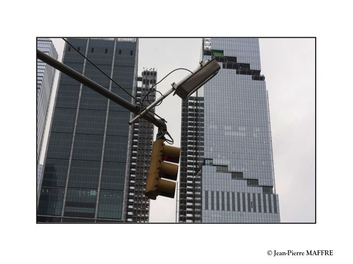 Déambuler le jour dans les rues de New York nous fait découvrir de nombreuses facettes de cette ville à l'architecture saisissante.