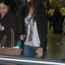 Anushka Sharma détenue à l'aéroport de Mumbai.