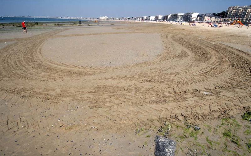 Traces de pneus sur la plage de la Baule