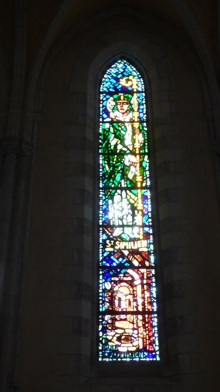 Apéro à l'abri ! Eglise de Guenrouet avec ses magnifiques vitraux, un pour chaque saint et sa ville !!