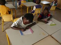 distribution par Elizabeth BAZIN de fournitures scolaires dans l’école maternelle construite a Ndiaganiao