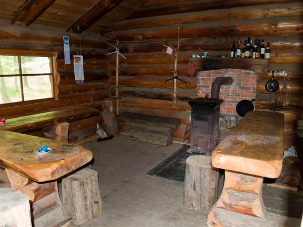 Haut du Tôt, La Bresse. Haut-du-Tôt, chalet refuge. Le Haut-du-Tôt, cascade de la Pissoire en hiver. Massif du Roosberg, orgues basaltiques, hêtres remarquables, ambiance printemps, refuge Sattelboden, Fuchsfelsen, ferme auberge de Michel Bleu, refuges sous le Roosberg, La Bresse dans la lumière du soir, Le Haut-du-Tôt sous la neige et le refuge de la Charme sous la neige. Forêt dans la lumière du soir au Haut-du-Tôt. Michel Laurent, autoportrait.