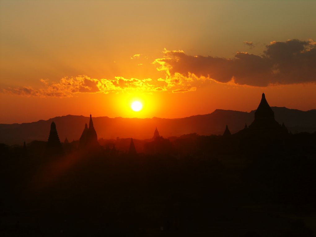 Retour à Bagan à la recherche du plus beau coucher de soleil, perché sur un des 4000 temples de l'ancienne ville.