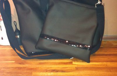 Commande Spéciale : Simili noir avec Bandouillère & pochette zippée