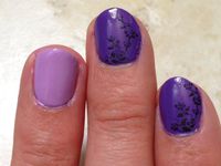 Manucure violette avec son stamping floral 
