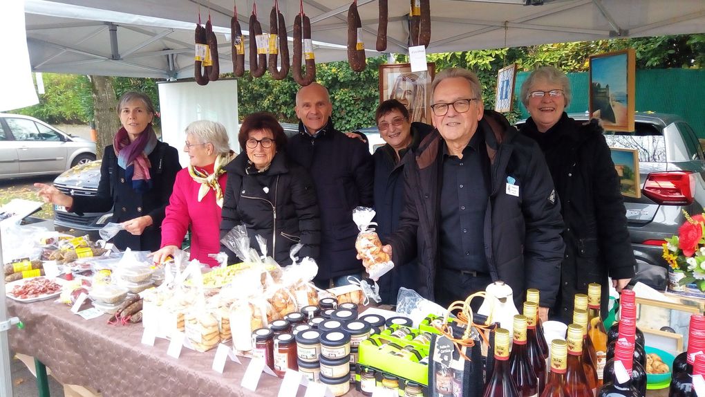 L'Amicale des Corses et amis de la Corse en Touraine en plein travail sur le marché de Saint Avertin le 14 novembre 2018. Beaucoup de monde pour déguster et acheter les produits représentatifs de la gastronomie Corse