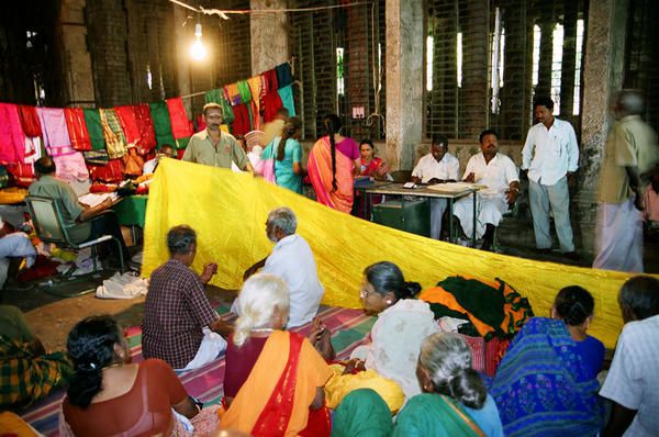 <p>Janvier 07 - Je suis ravie de vous faire partager un peu plus de ce chouette voyage de 24 jrs en Inde du Sud dans les Etats du Kerala et Tamil Nadu. J'esp&egrave;re que ces clich&eacute;s vous plairont, vous toucheront, vous donneront une petite id&eacute;e de ces agr&eacute;ables endroits, de l'ambiance, ...&nbsp;(mais l&agrave; c'est biais&eacute; par mon oeil), voire vous donneront envie des les d&eacute;couvrir en r&eacute;el.</p>
<p>N'h&eacute;sitez pas &agrave; me faire part de vos rem