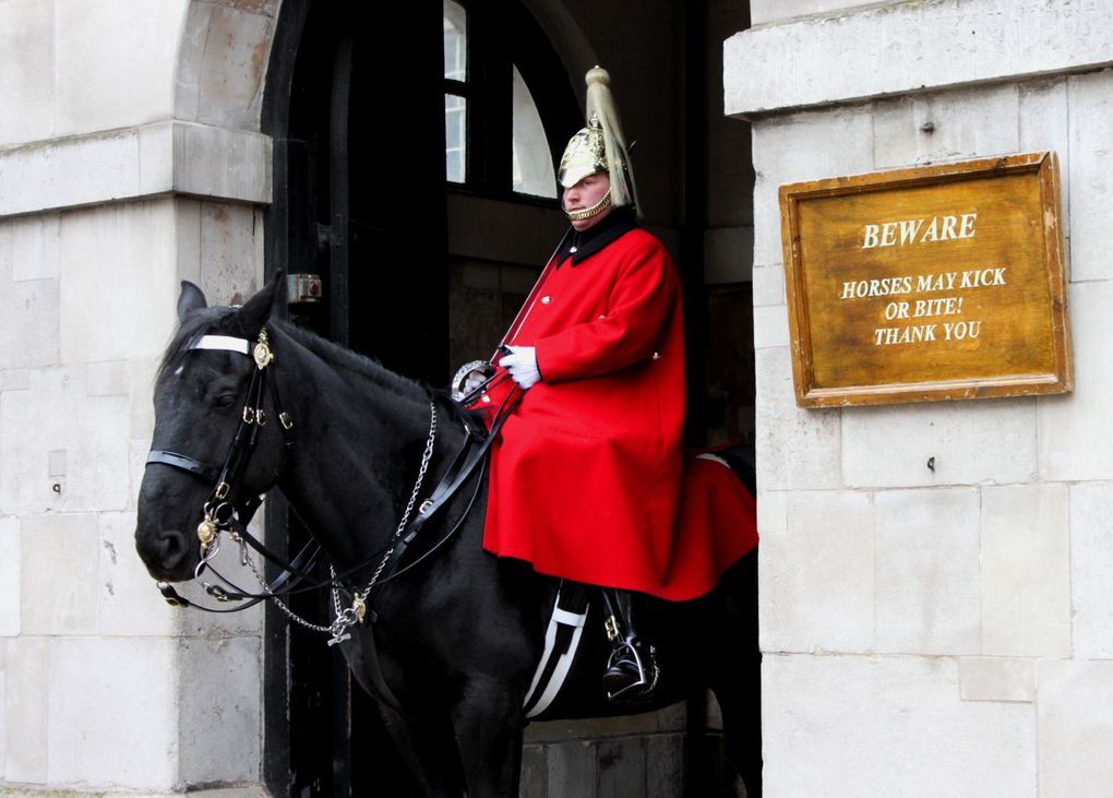 Cabines de téléphone rouges, palais de Buckingham, Baker Street et Abbey Road... sans oublier Big Ben... Comment ça je fais dans le cliché ? Bon, d'accord, mais Londres sans ces clichés, est-ce vraiment Londres ?<br /><br />J'ajoute des photos s