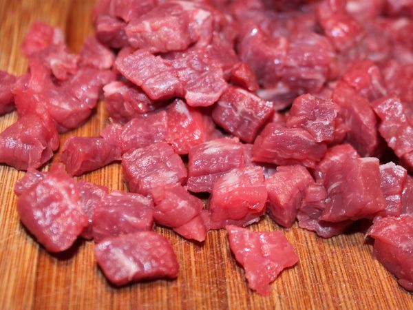 Je préfère largement le tartare taillé au couteau plutôt que hâché. J'ai donc taillé ma viande en cube d'un demi-centimètre de côté. Vous pouvez très bien modifier le gabarit des cubes en fonction de votre goût.