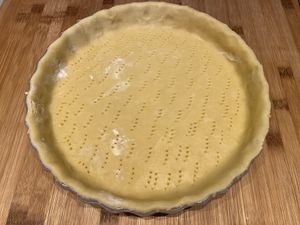 Tarte aux asperges, noisettes, fèves et petits pois au curry