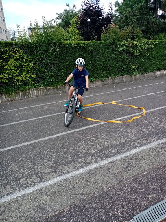 Quelques photos de nos entraînements vélos au stade avant nos exploits sur le bord du canal !