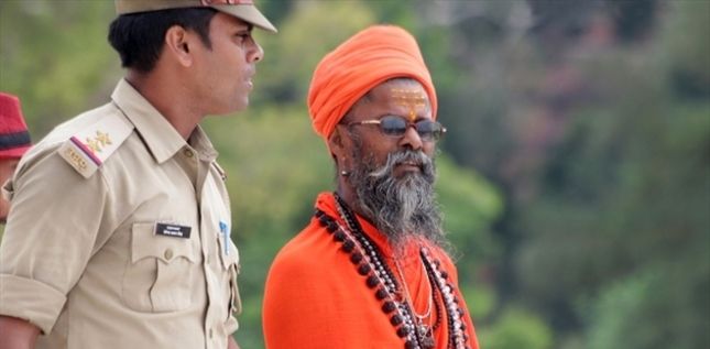 Prêtre hindou aux côtés d'un policier (photo d'illustration)