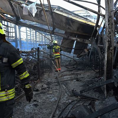 Ukrainio: Rusia bombado kontraŭ superbazaro: almenaŭ dek kvar mortintoj laŭ Kijivo
