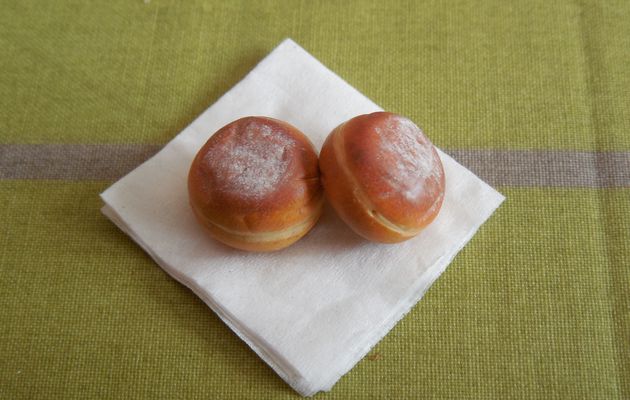 Petit beignet miniature au sucre