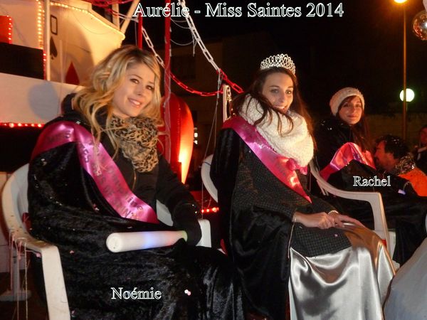 Monsieur le Maire, J-P Machon et Miss Saintes - Pays de Saintonge 2014, Aurélie Nouveau, remettent les prix aux vainqueurs de la course pédestre. Sur le char des cartes postales la foule a pu découvrir nos ambassadrices de charmes. Et pendant ce temps...... 