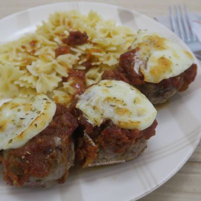 Gratin de boulettes de viande au four, à la mozzarella