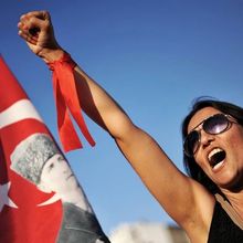 Plus violence en Turquie alors que la police anti-émeute a finalement forcer les manifestants de quitter la place Taksim, combats dans les rues d'Ankara (43 photos)