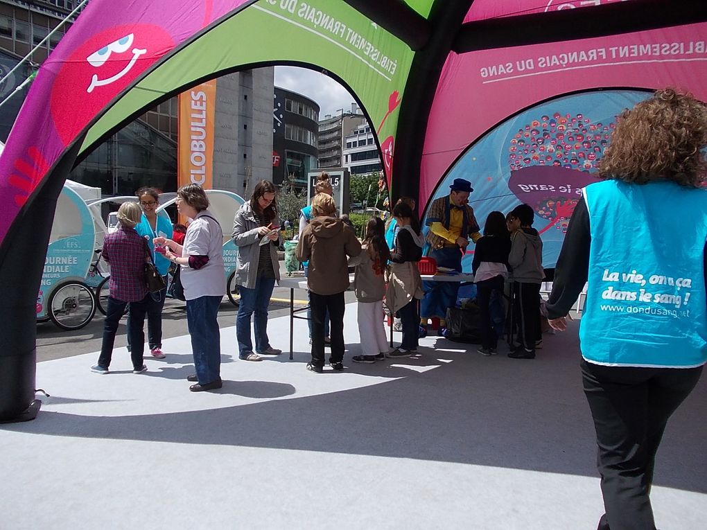 Occasion sans doute unique de m'immerger dans l'ambiance du village dédié aux donneurs de sang lors de la journée mondiale 2012 entre la gare et la tour Montparnasse !