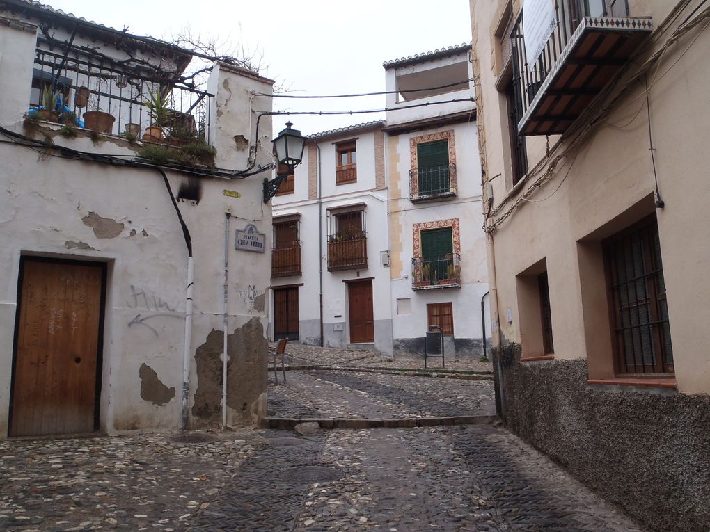 à Grenade, ça y est j'y suis! finalement arrivé en bus depuis Aguilas, je me retrouve dans un petit hotel assez cheap, mis en plein coeur du centre et super mignon. Laville est magnifique, avec son quartier arabe: Albaycín, où l'on sert des vrais thés à la menthe dand un genre de souk, ses gitans qui chantent tout leur répertoire en faisant chauffer la guitare,et ses hauts points de vues. L'alhambra, ancien palais royal du visir, est toute ausdi remarquable, j'y ferai un tour  avec Yurah, une américaine rencontrée à l'auberge qui vit à Seville(le hasard fait bien les choses). Le soir nous sortons en ville, tapas+bière=1,20€ si vous savez où aller, autant vous dire qu'avec 10€ en poche , vous sortez repus, et bourré! Bref une ville assez extraordinaire, par sa vie actuelle comme pour ses vestiges anciens, je vous la conseille chaudement!