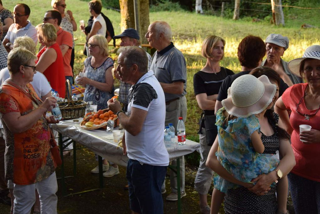 Moment convivial autour du buffet - Cliquer sur les flèches latérales pour passer à la photo suivante