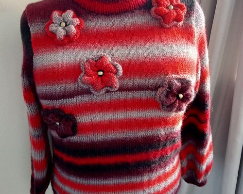 Pull tricoté en jersey et parsemé de fleurs total récup 