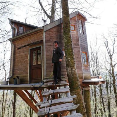 Sa cabane dans les arbres condamnée à être détruite dans le Doubs