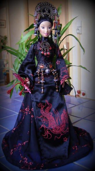 <p>Voici les Barbies que je collectionne.</p>
<p>Mes chinoiseries sont au complet, j'ajouterai au fil des articles mes Ferrari et mes Princesses du Monde. A suivre....</p>