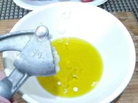 1 - Bien laver et essuyer les pommes de terre sans les éplucher. Verser dans un bol l'huile d'olive, peler et dégermer l'ail, l'écraser au presse-ail et l'incorporer à l'huile. Ajouter le piment (1 cuil.à café), du sel, du poivre et le thym égrainé. Retirer chaque extrémité des pommes de terre et les couper en tranches assez fines et les tomates en rondelles. 
