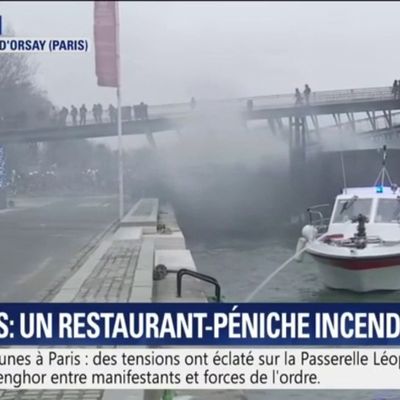 Gilets Jaunes - Péniche en feu sur la Seine, scooters en flamme boulevard Saint Germain : Regardez les images chocs à Paris tournées hier en fin d'après-midi