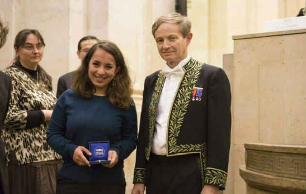 Yasmine Amhis, jeune physicienne algérienne récompensée par l’Académie des Sciences française