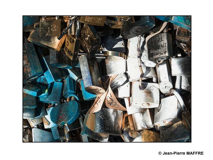 Cette coutume, commencée à Paris en 2008 sur le pont des Arts par les amoureux du monde entier consiste à accrocher d'innombrables cadenas aux grillages des ponts au risque de mettre en danger leur structure et de les faire chavirer d'amour.