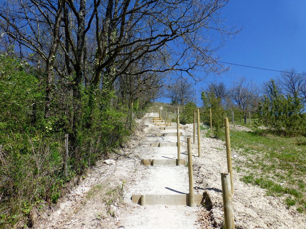 Journée à travers la France agricole, ce n'est pas la Beauce pour le paysage mais on est bien dans  la culture. Finalement je verrai le donjon de Montcuq, et quelques agneaux avant d'arriver à Lauzerte, par le bas... Pour les amateurs il reste quelques maisons à vendre.