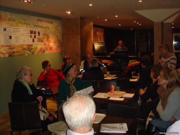 Café-débat pour sauver le Grand Ecran de la place d'Italie.
Café-débat avec Danielle Auffray sur le thème "Paris, capitale du Libre ?"
Le speed-dating au Batofar avec les jeunes du XIIIe arrondissement. L'éclairage n'a malheureusement pas per