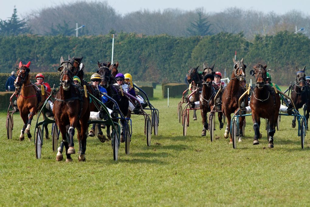 Courses du week-end de Pâques 2013 à l'hippodrome de Calouët, à Loudéac.